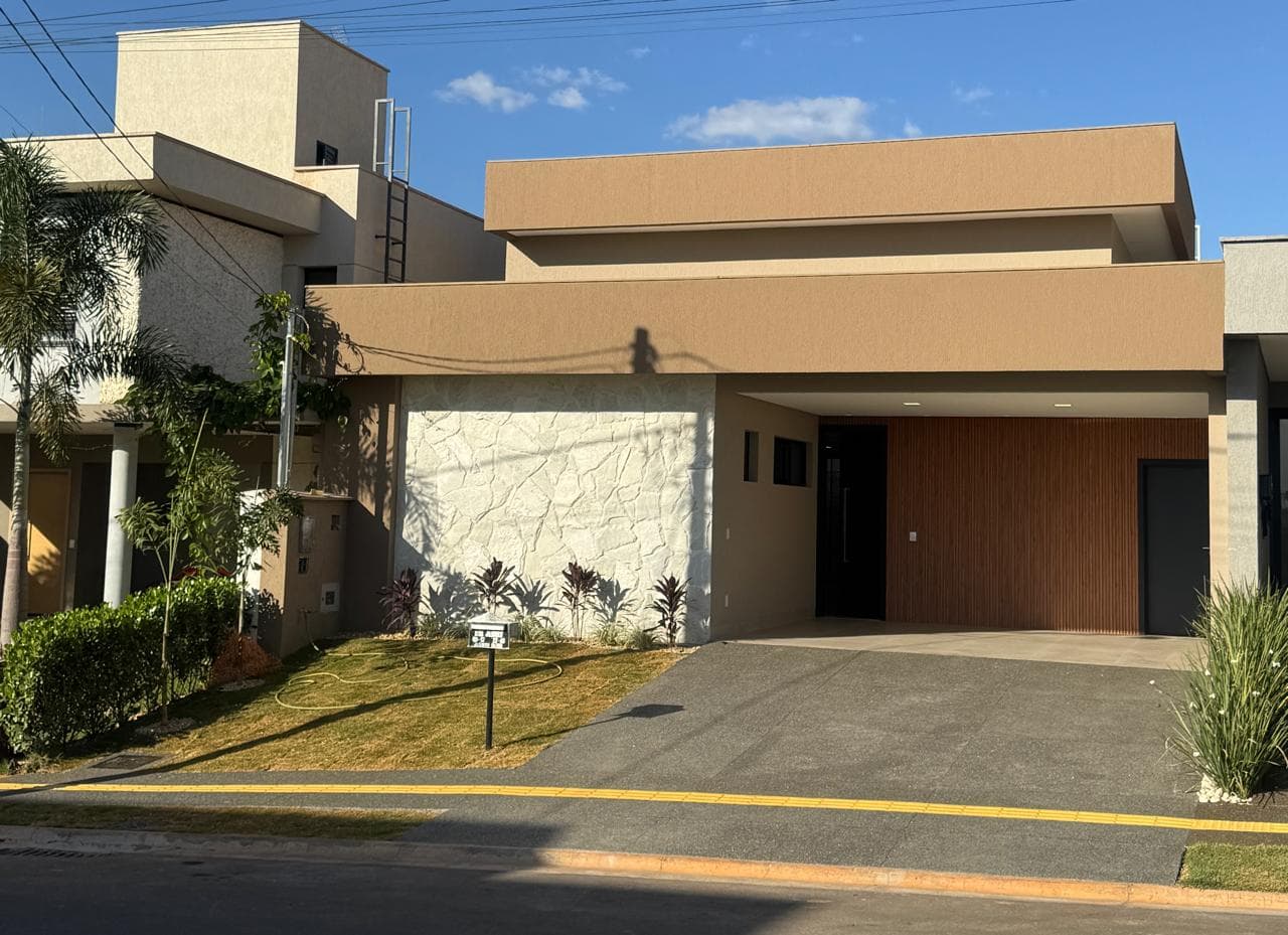 Casa a venda no Jardins Capri - Térrea de Alto Padrão com 4 Suítes e Piscina Aquecida