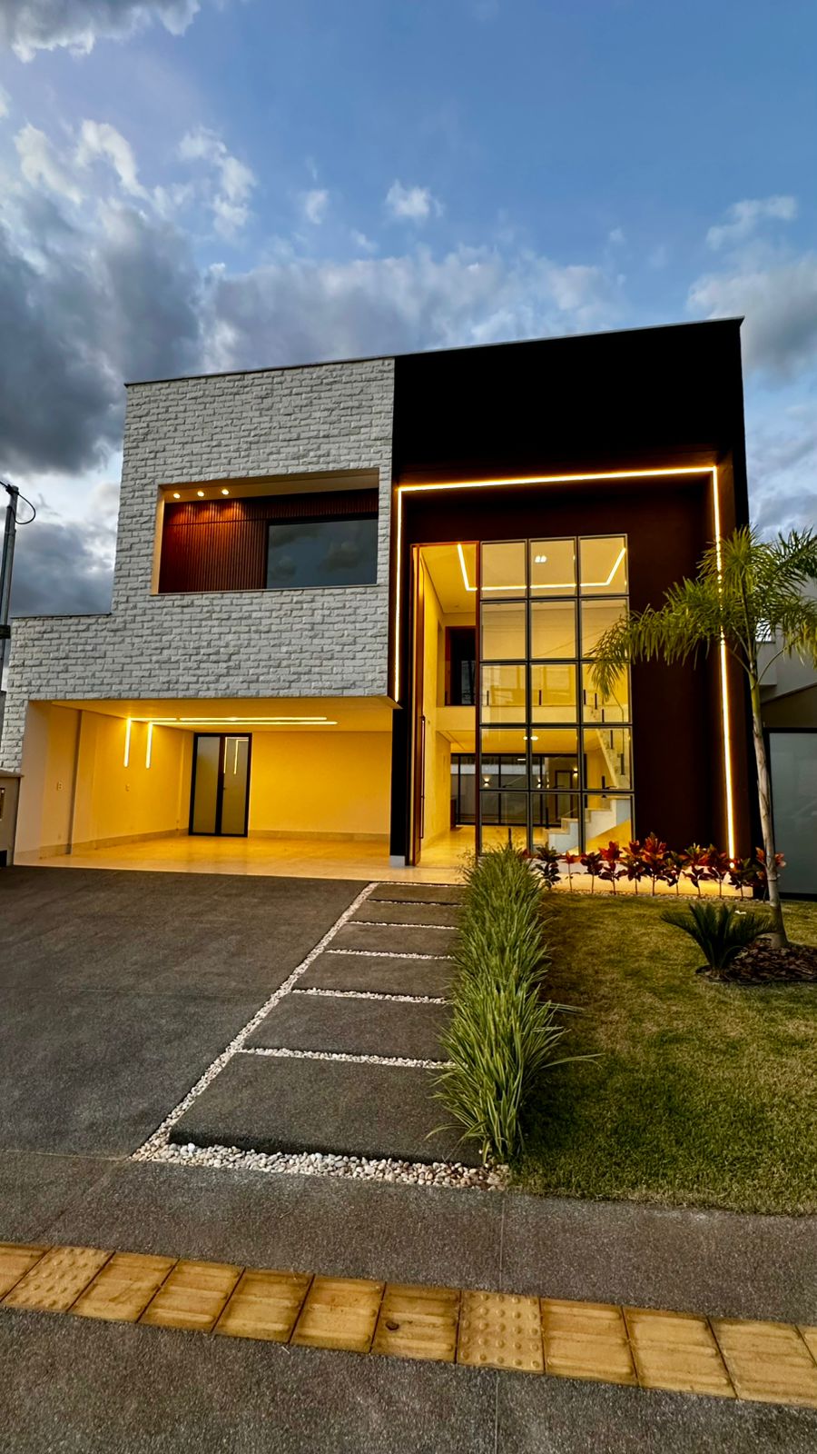 Jardins Barcelona Sobrado Alto Padrão 3 suítes - piscina com sauna - 4 vagas de garagem