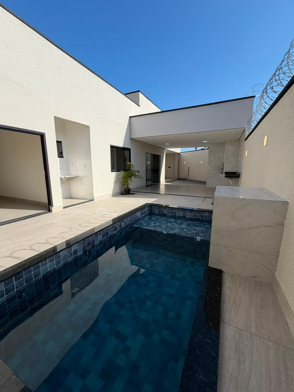 Casa Nova com Piscina e Área Gourmet | 3 Quartos (1 Suíte + Closet) | Bairro das Indústrias – Senador Canedo