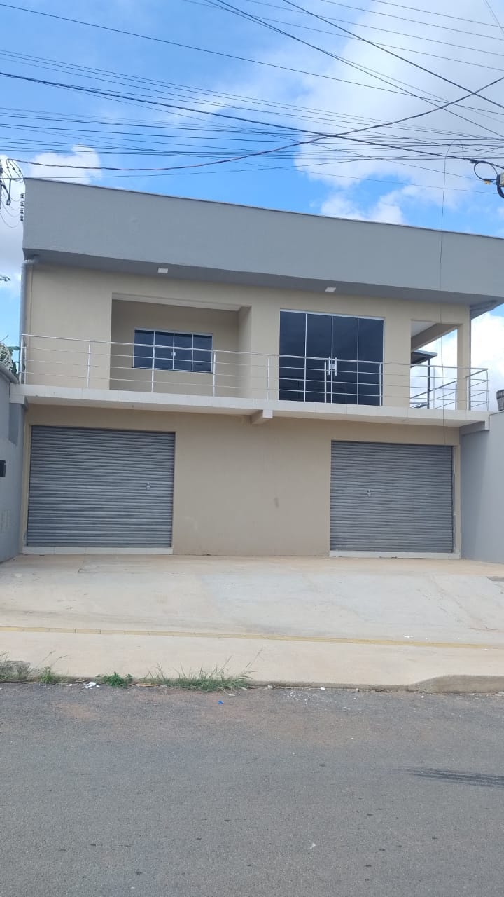 Lindo Sobrado com 2 salas comerciais no Veiga Jardim