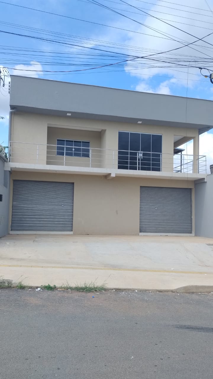 Lindo Sobrado com 2 salas comerciais no Veiga Jardim