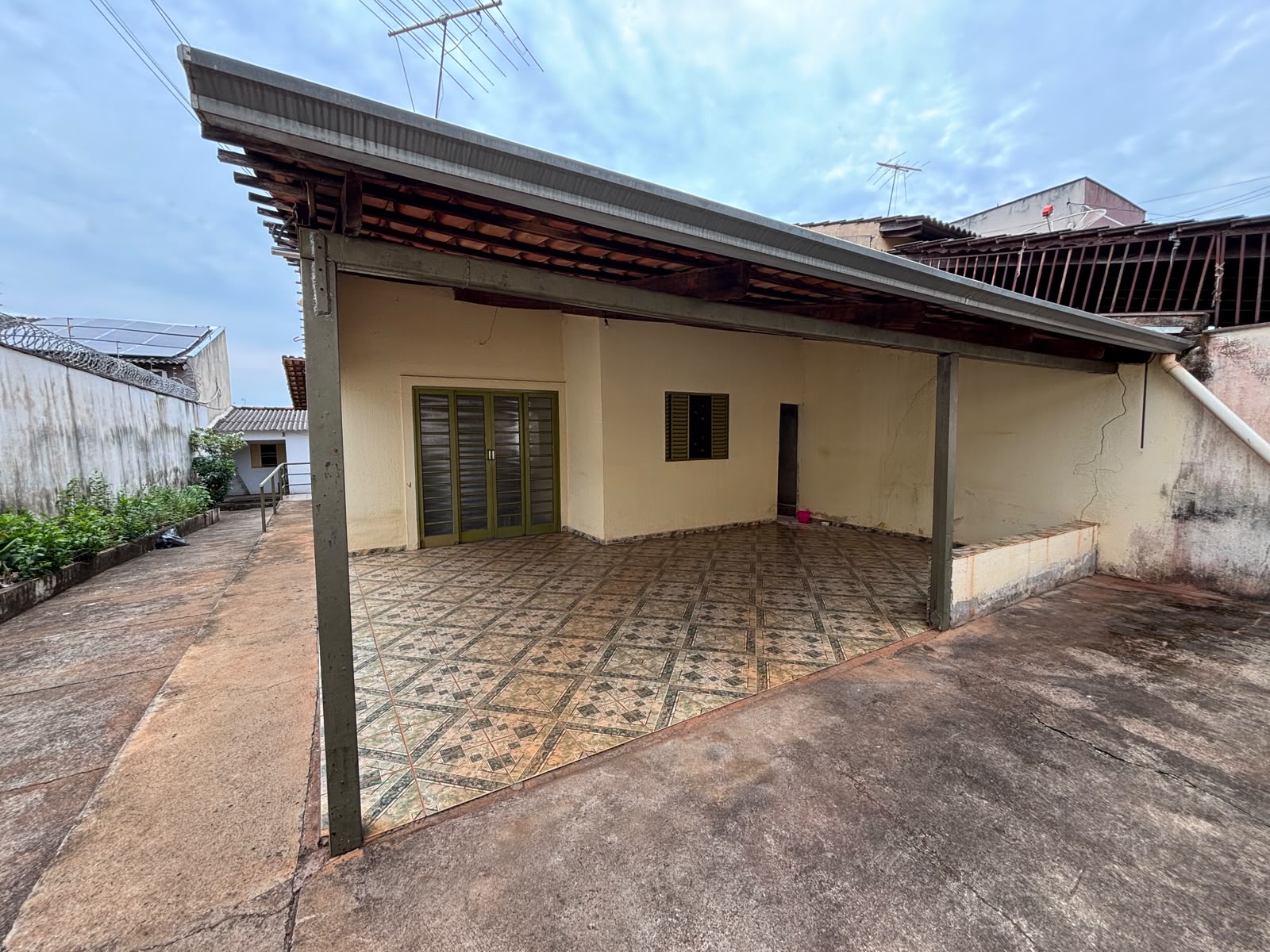 Casa com barracão nos fundos | 2 imóveis no mesmo terreno | R$ 300.000