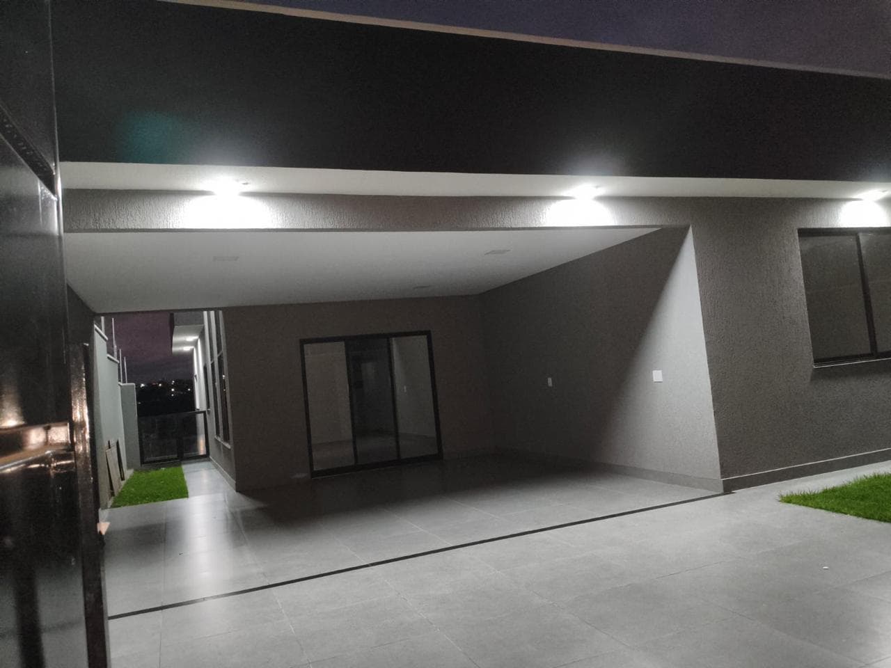Sobrado 3 Suítes Setor Garavelo Aparecida de Goiânia com Piscina 375m