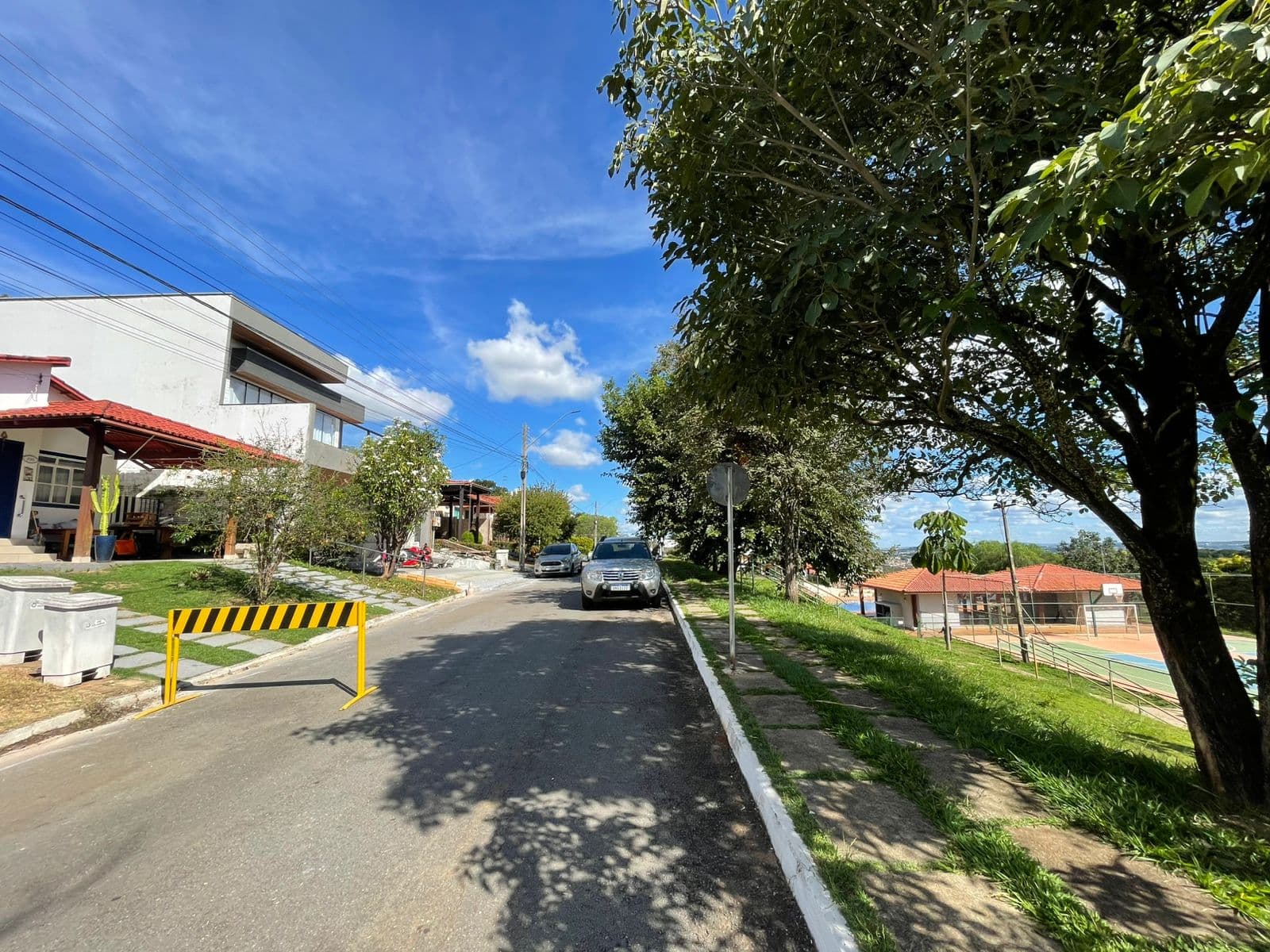 Casa em Cond Fechado 164M sendo 3 Quartos completo armários Cond Bosque privativo