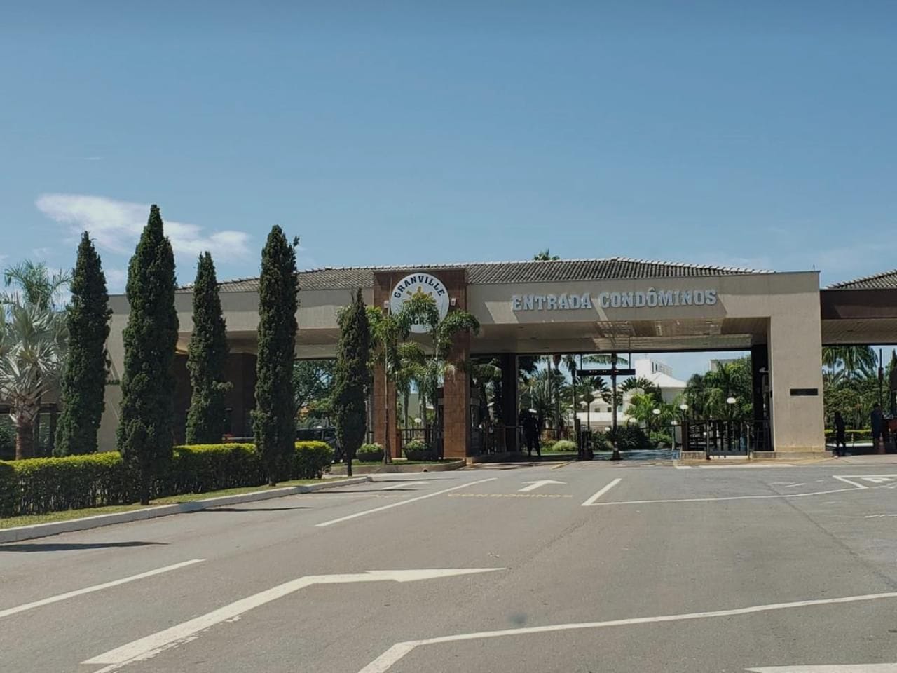 Casa à Venda no Condomínio Granville | 4 Quartos | 267m² Construídos | Terreno 450m² | Casa de Esquina | Goiânia
