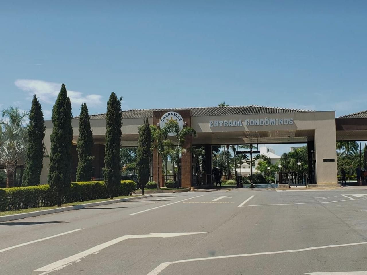 Casa à Venda no Condomínio Granville | 4 Quartos | 267m² Construídos | Terreno 450m² | Casa de Esquina | Goiânia