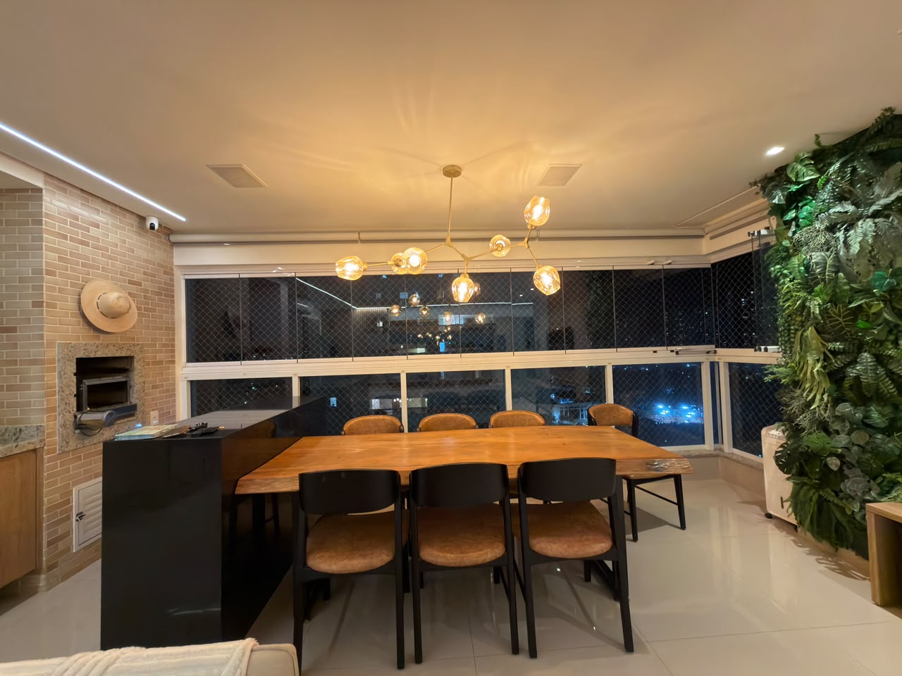 Apartamento 3 suítes 700m do Parque Vaca Brava