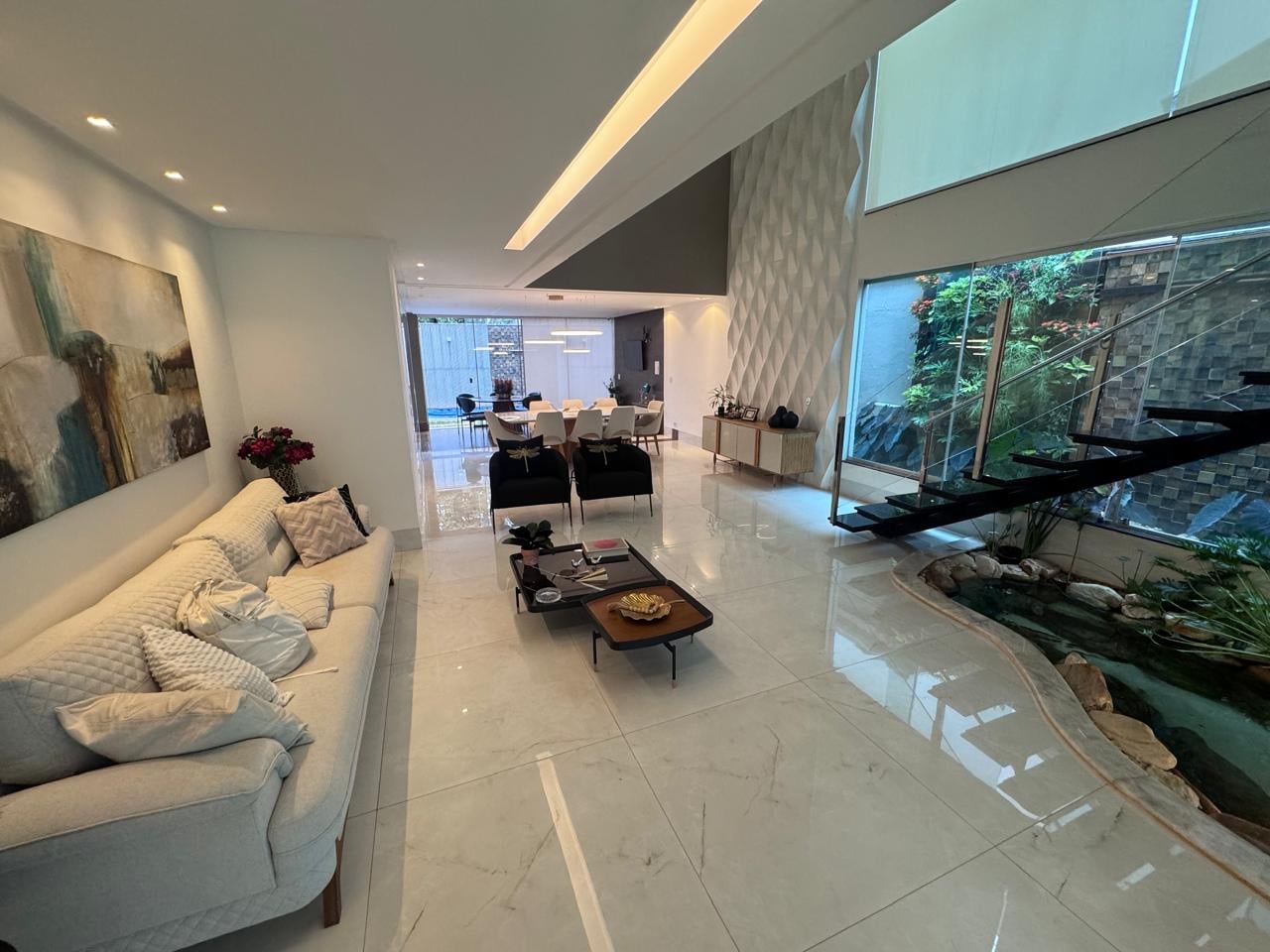 SOBRADO ALTO PADRÃO NO JARDINS MADRI 4 SUÍTES 338m² , PISCINA E ÁREA GOURMET