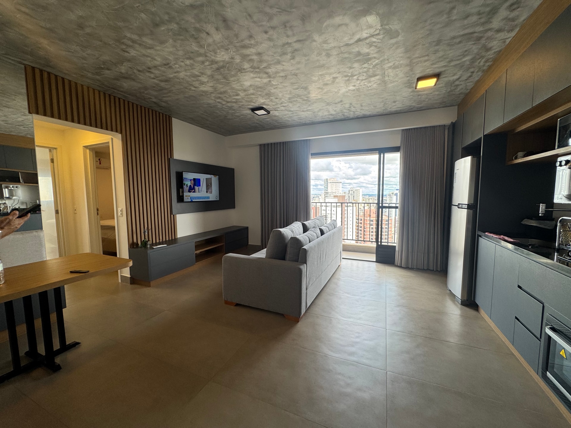 Apartamento todo mobiliado no ID Vida Urbana com 2 suítes andar alto com 2 vaga de garagem