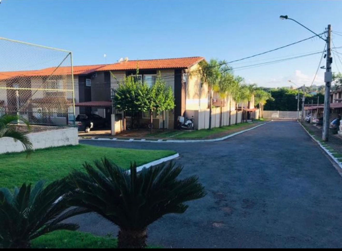 Sobrado em Condomínio Fechado 3 Quarto, uma suite, Próximo ao Madri, Condomínio com Piscina Goiania