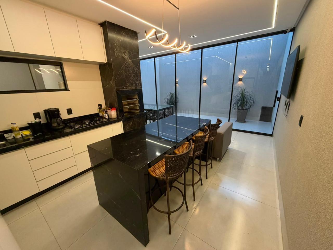 Casa à Venda no Faiçalville com 3 Quartos Uma suíte, e Área Gourmet Pé-Direito Duplo, completa em armários e com câmeras segurança- Goiania
