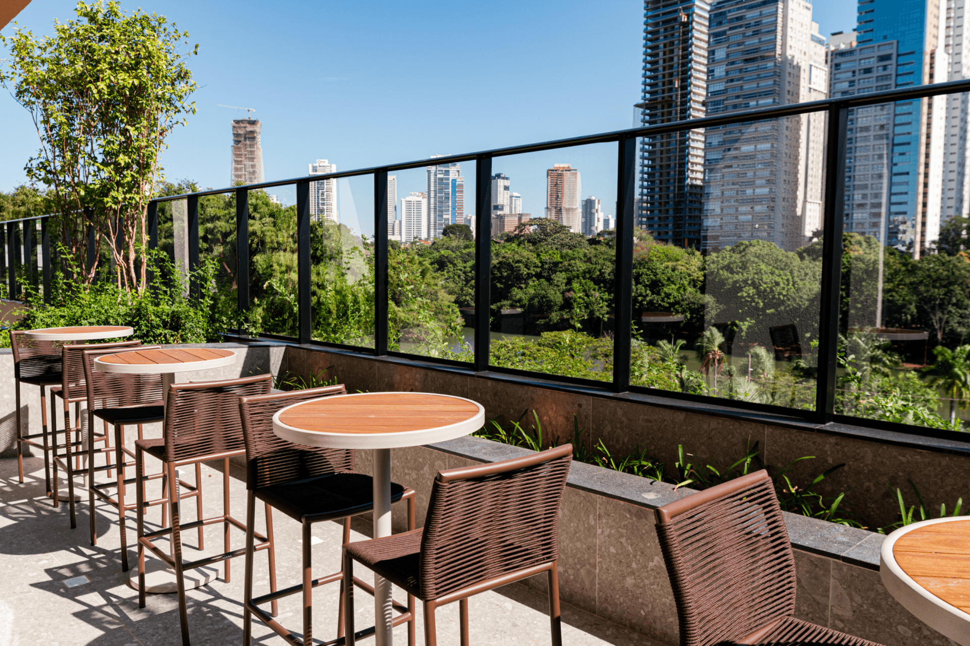Apartamento novo 2 suítes + Lavabo com Vista definitiva ao Lago Areião!