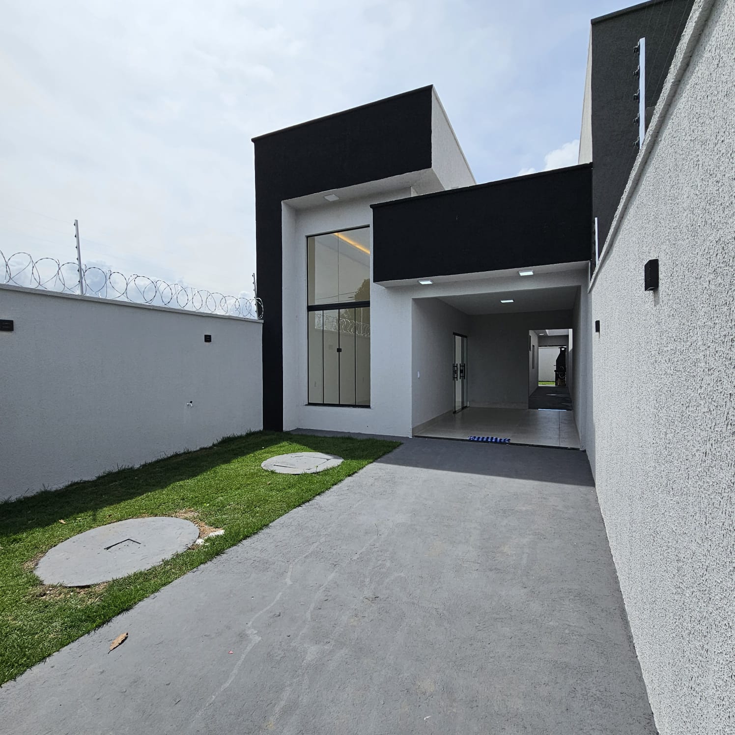 🚨 OPORTUNIDADE – CASA MODERNA | 2Q (1 SUÍTE) | PÉ DIREITO DUPLO 🚨