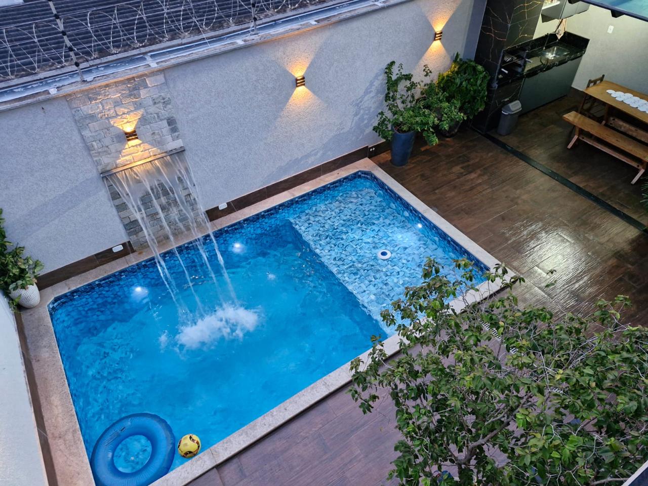 Casa Moderna com Piscina Aquecida e Pé-Direito Duplo