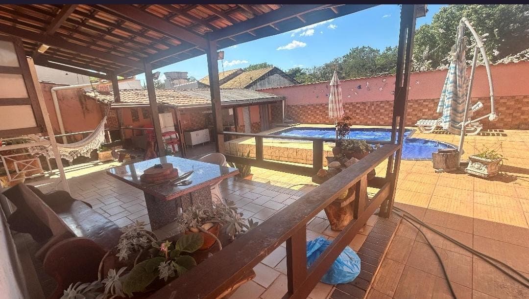 Casa de Madeira Exclusiva no Setor Jaó com Piscina Aquecida e Espaço Gourmet