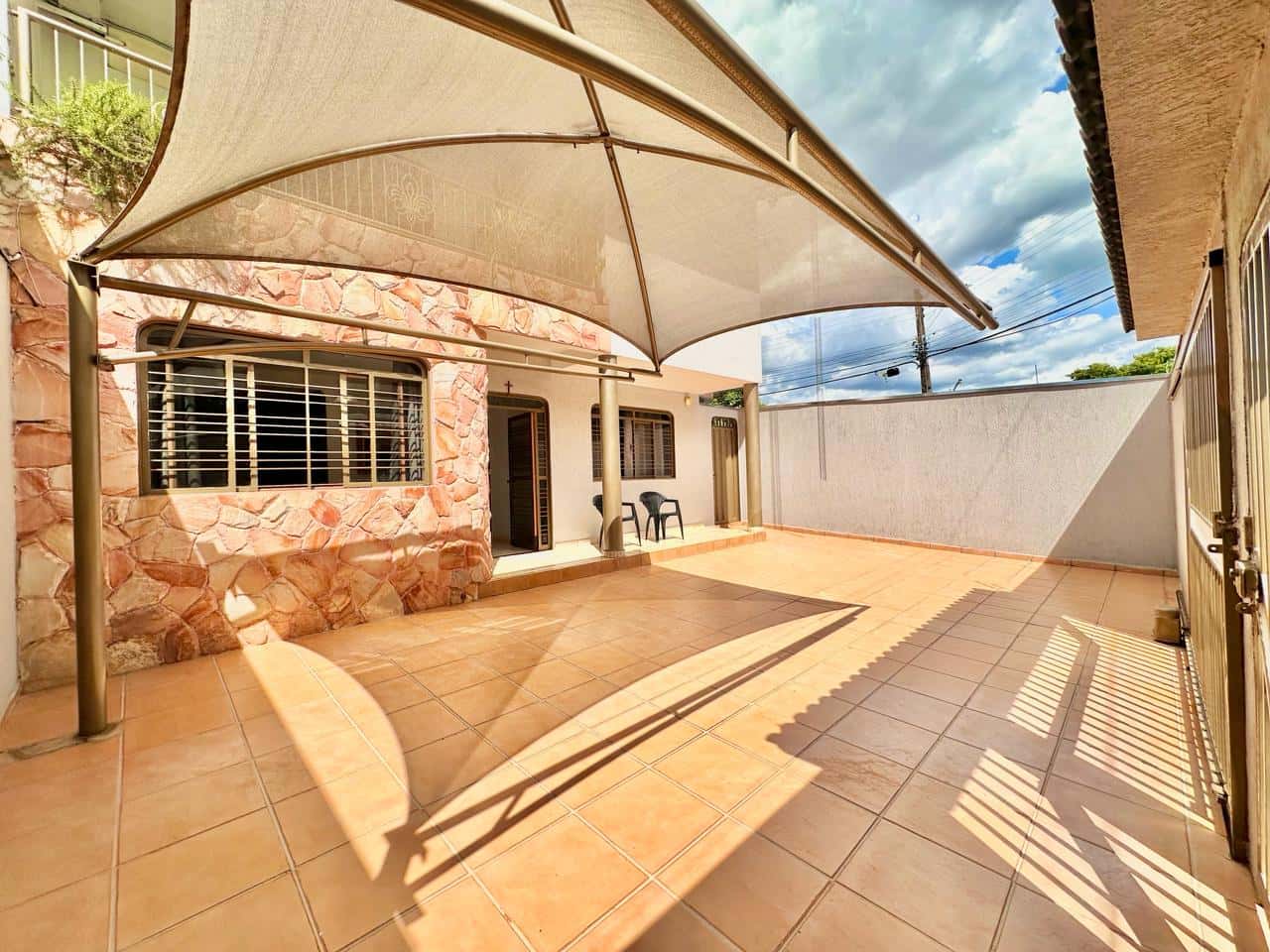 SOBRADO DE ESQUINA DE 4 QUARTOS NO SETOR JAÓ