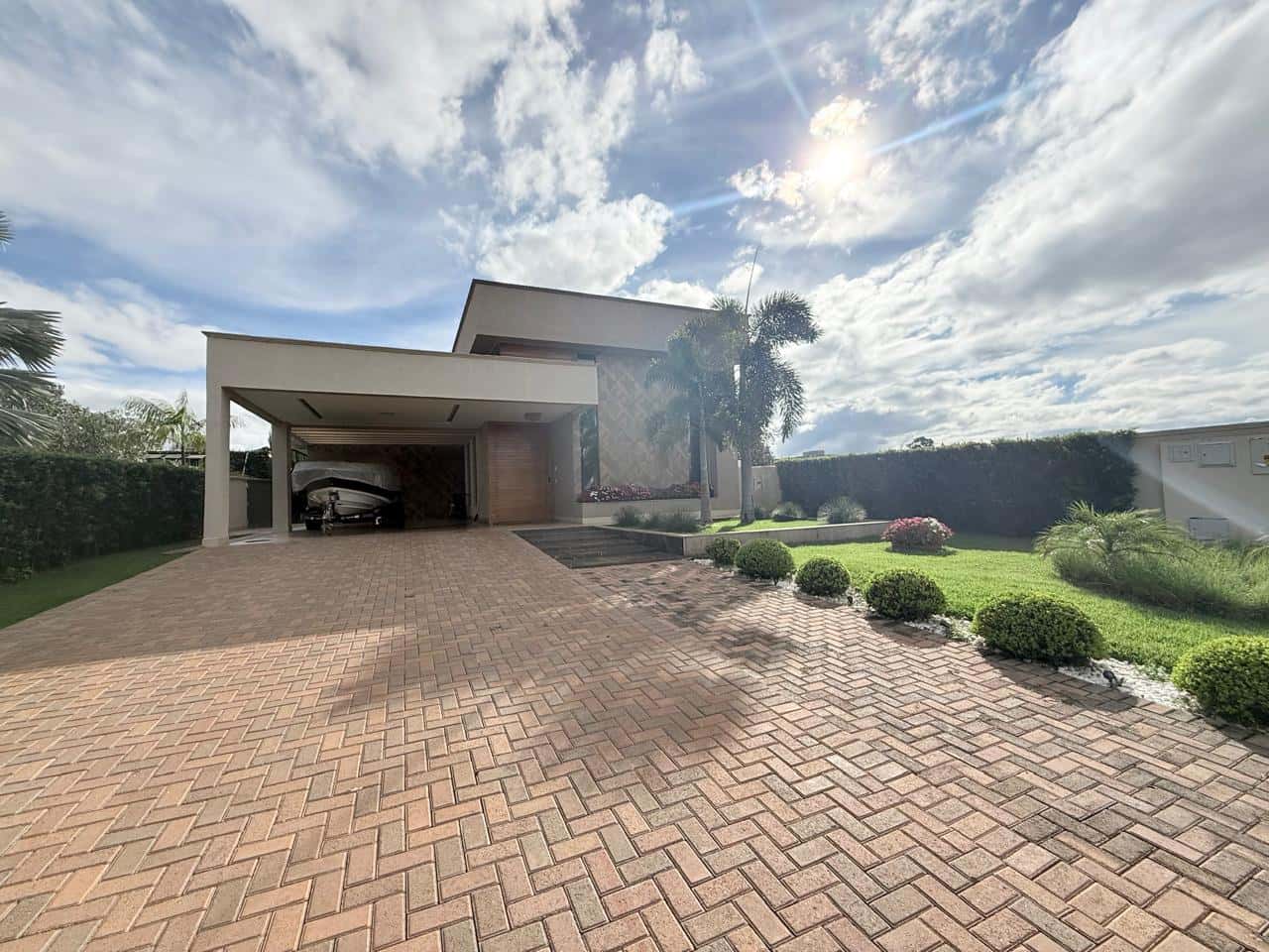 DESLUMBRANTE CASA TÉRREA EM CONDOMINO FECHADO