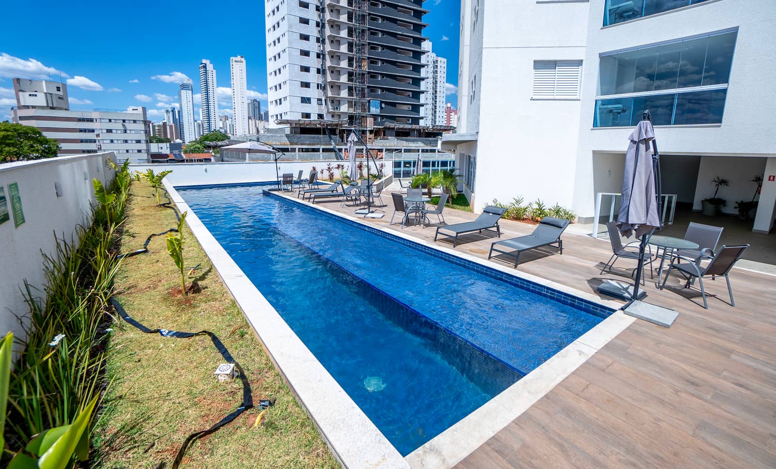 Unidade NOVA, sendo 3 suítes com vista ao Lago das Rosas