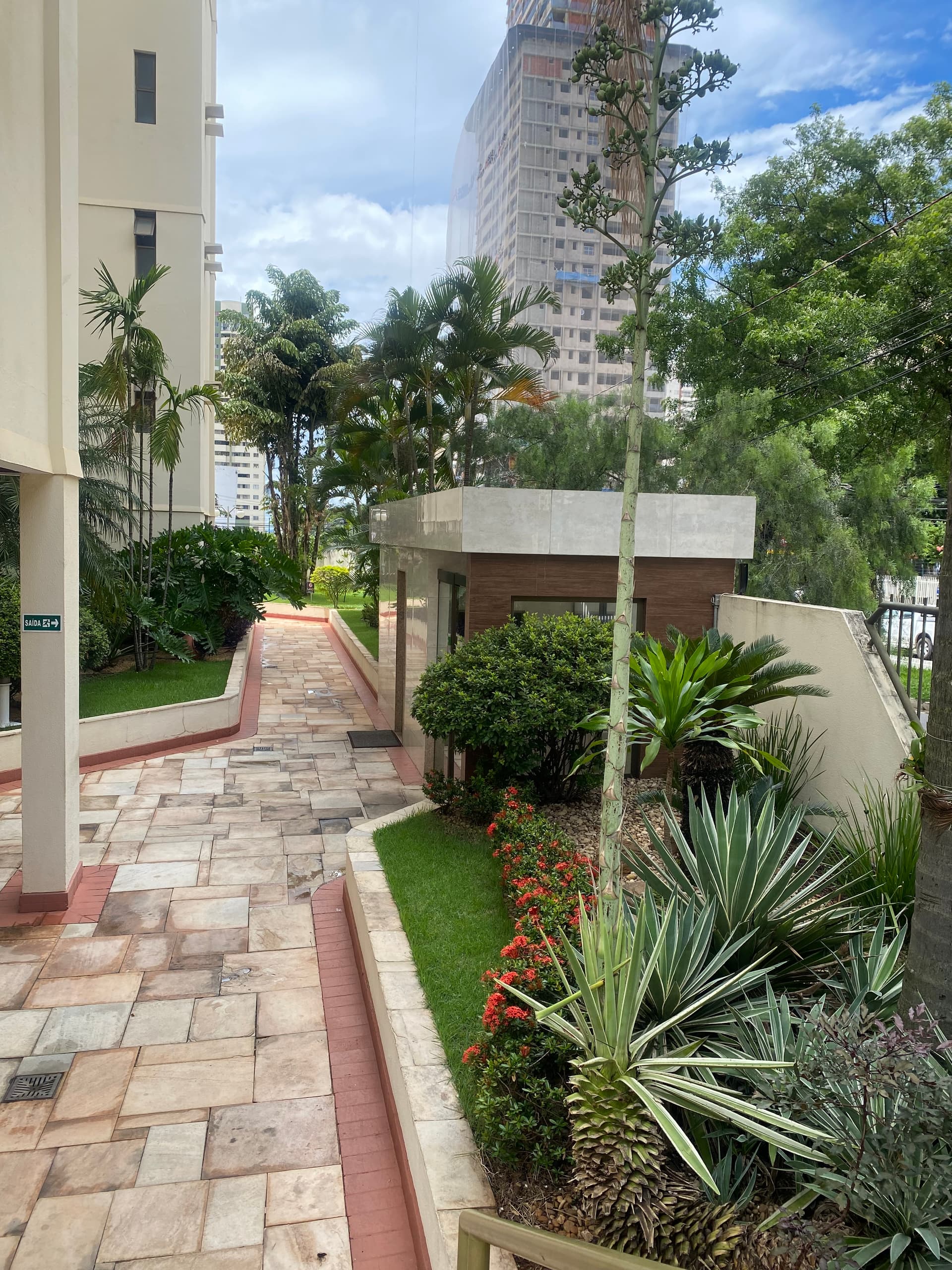 Apartamento com 117 Metros, Sacada ampla com 2 vagas de Garagem individual