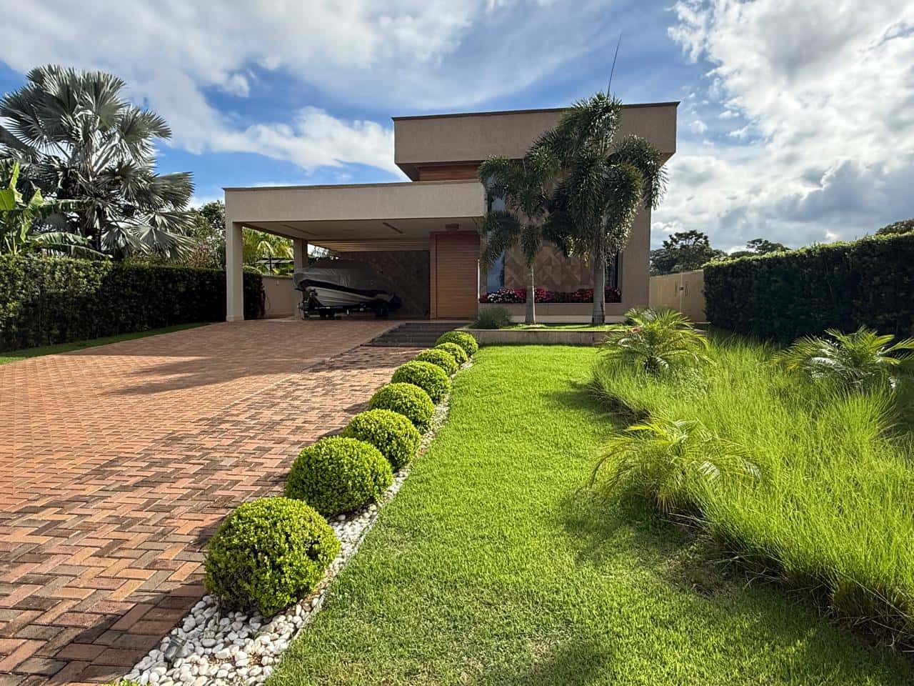 DESLUMBRANTE CASA TÉRREA EM CONDOMINO FECHADO