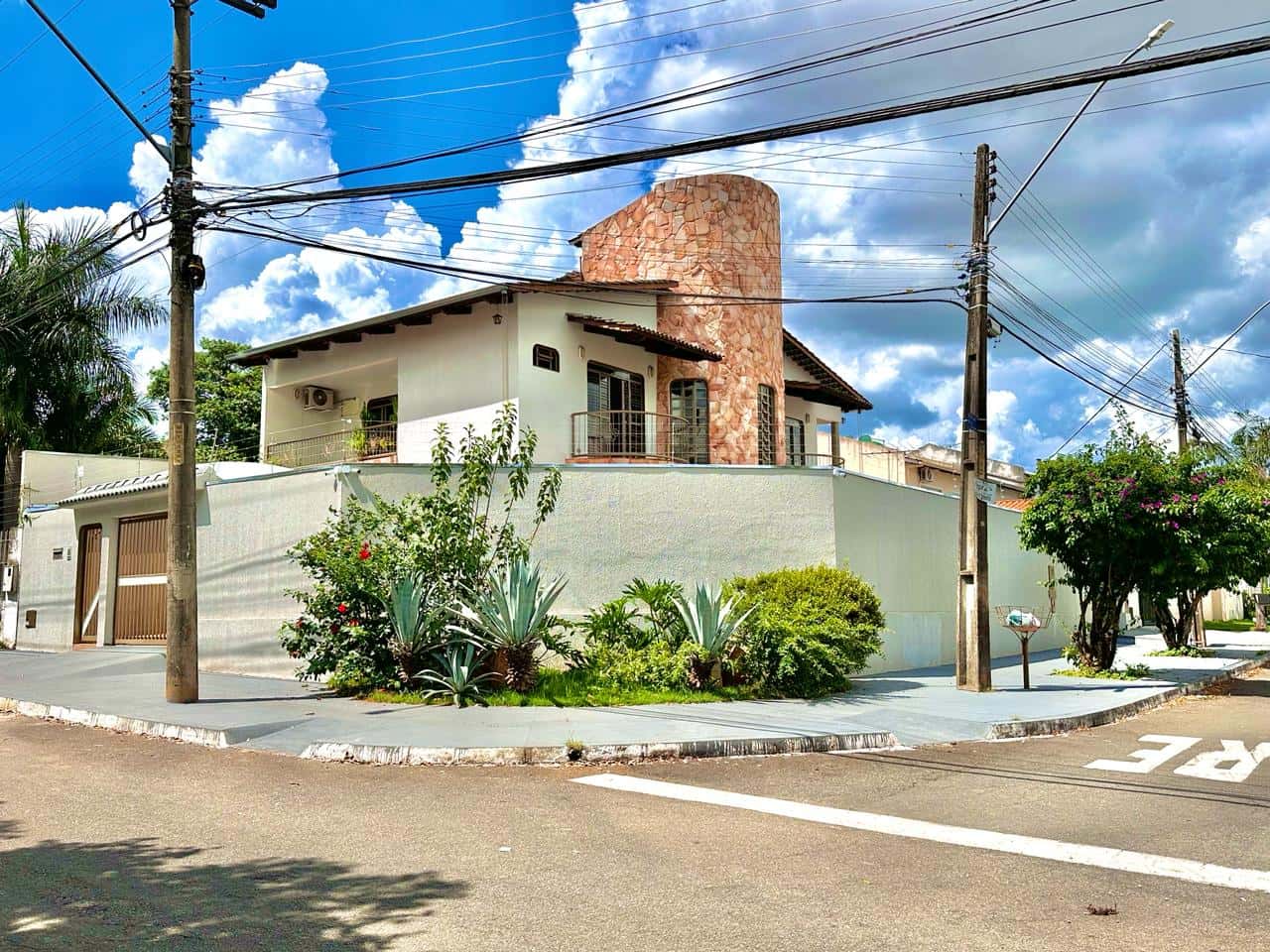 SOBRADO DE ESQUINA DE 4 QUARTOS NO SETOR JAÓ