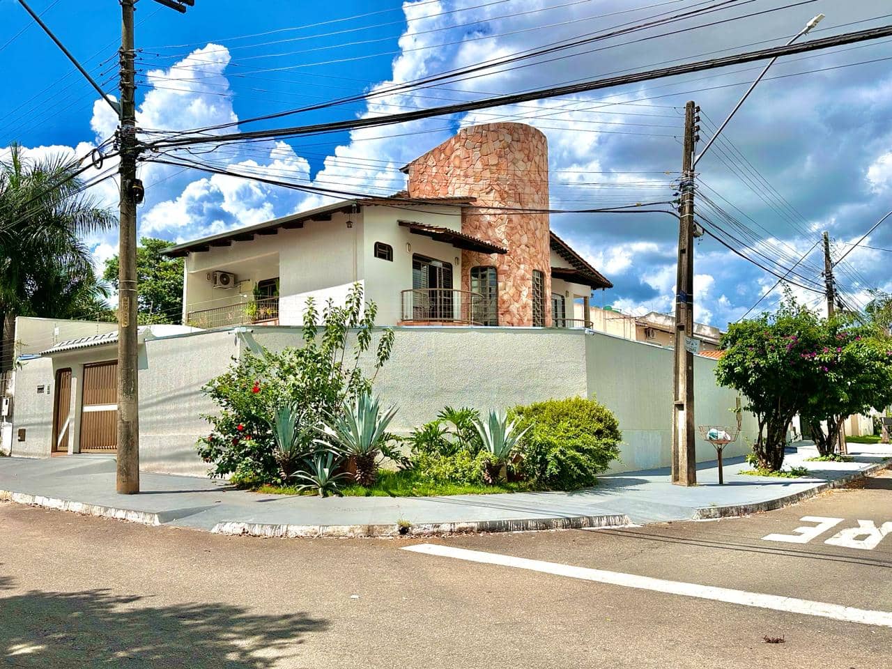 SOBRADO DE ESQUINA DE 4 QUARTOS NO SETOR JAÓ