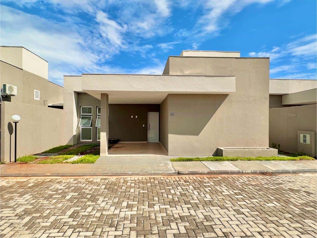 CASA DE 3 QUARTOS EM CONDOMÍNIMO FECHADO - APARECIDA DE GOIÂNIA