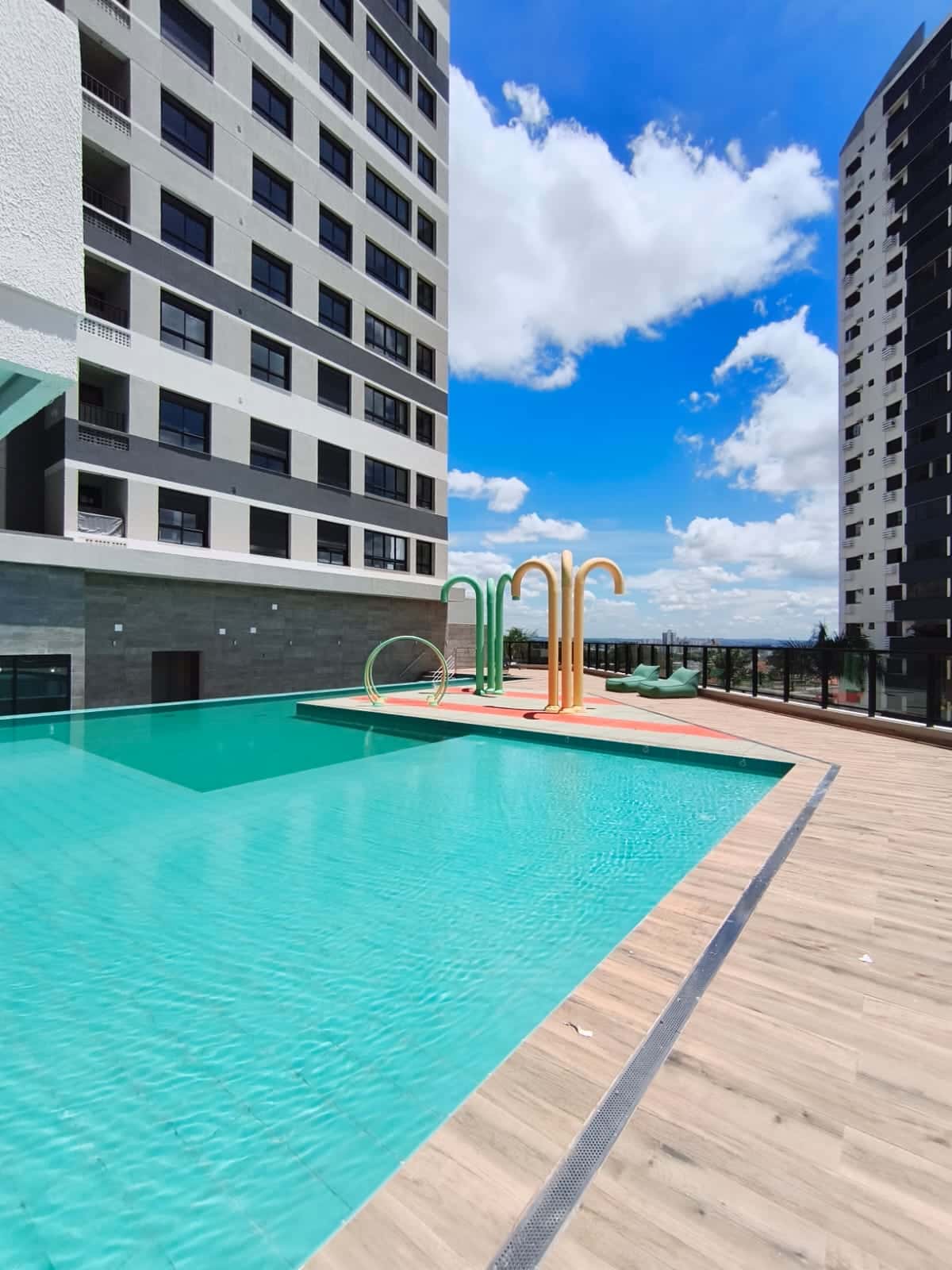 🏙️ Apartamento 2 Suítes – Andar Alto | Nova Suíça | 77m² | Sacada com Churrasqueira