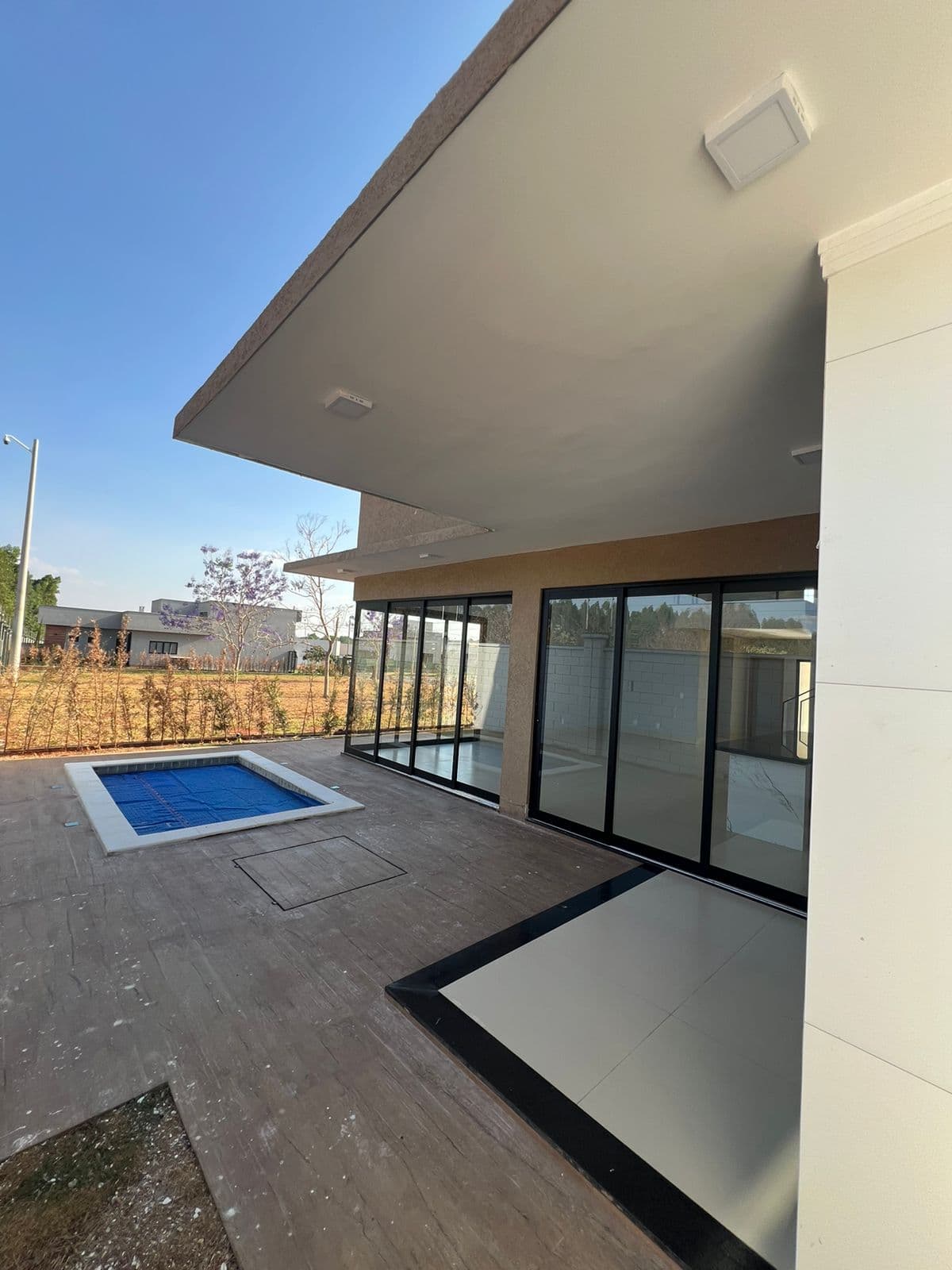 “Sobrado de alto padrão com piscina no Terras Alpha 2 – Frente para praça”