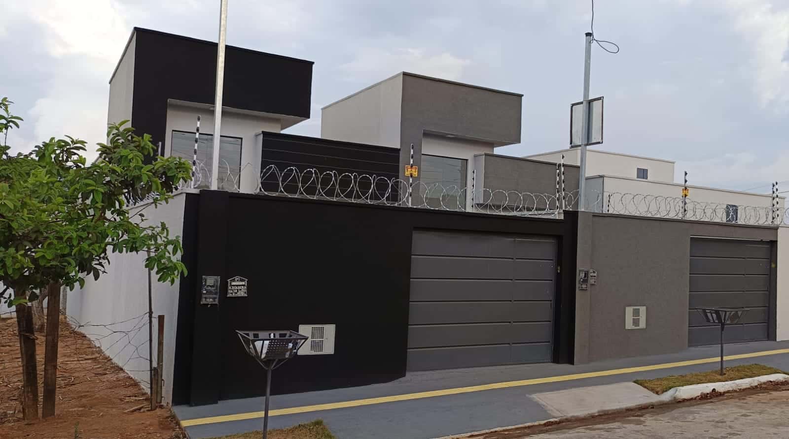 🚨 OPORTUNIDADE – CASA MODERNA | 2Q (1 SUÍTE) | PÉ DIREITO DUPLO 🚨