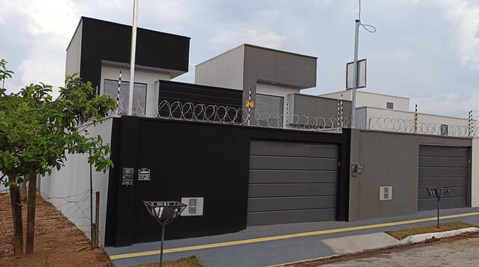 🚨 OPORTUNIDADE – CASA MODERNA | 2Q (1 SUÍTE) | PÉ DIREITO DUPLO 🚨