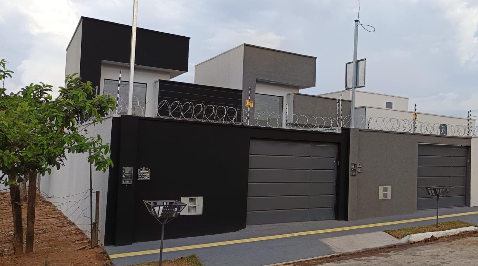 🚨 OPORTUNIDADE – CASA MODERNA | 2Q (1 SUÍTE) | PÉ DIREITO DUPLO 🚨