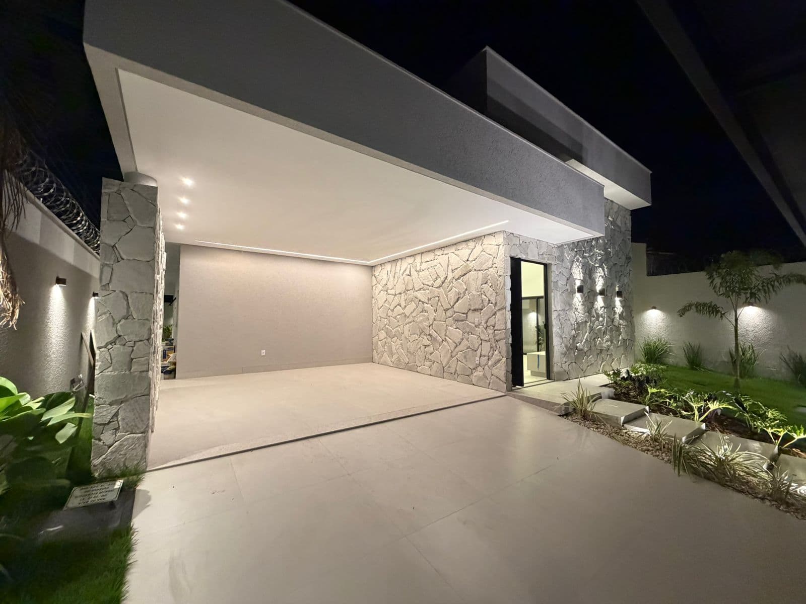 🏡 Casa Alto Padrão c/ Piscina – Jardim Atlântico | 3 Suítes | 420m²