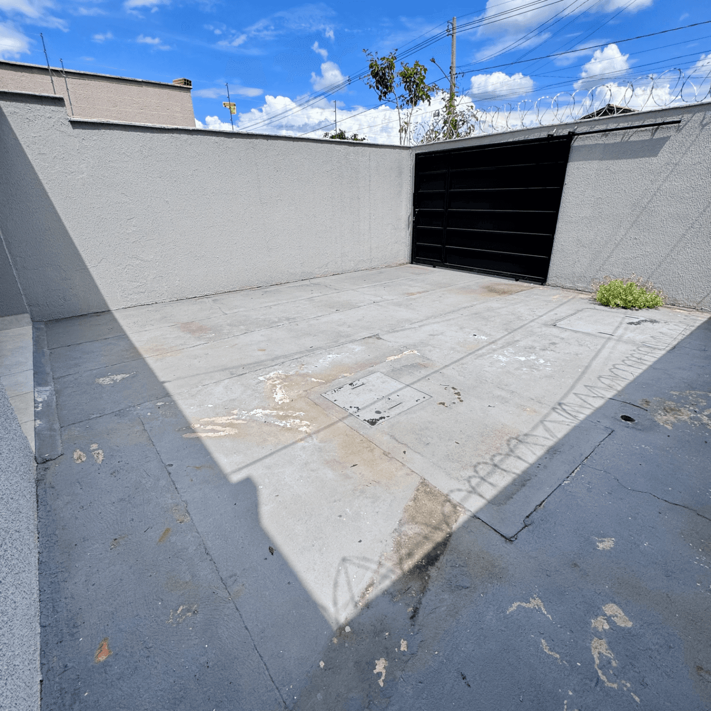 CASA COM PISCINA À VENDA BAIRRO INDEPENDÊNCIA APARECIDA DE GOIÂNIA