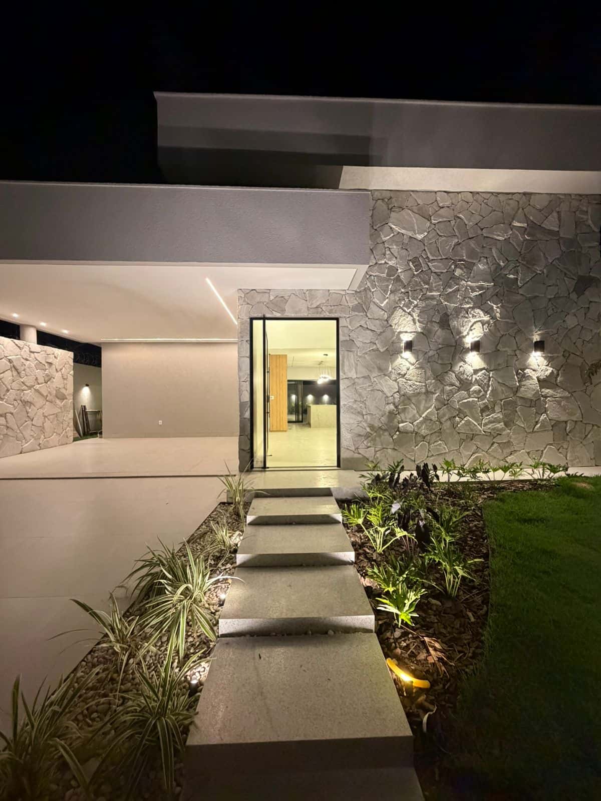 🏡 Casa Alto Padrão c/ Piscina – Jardim Atlântico | 3 Suítes | 420m²
