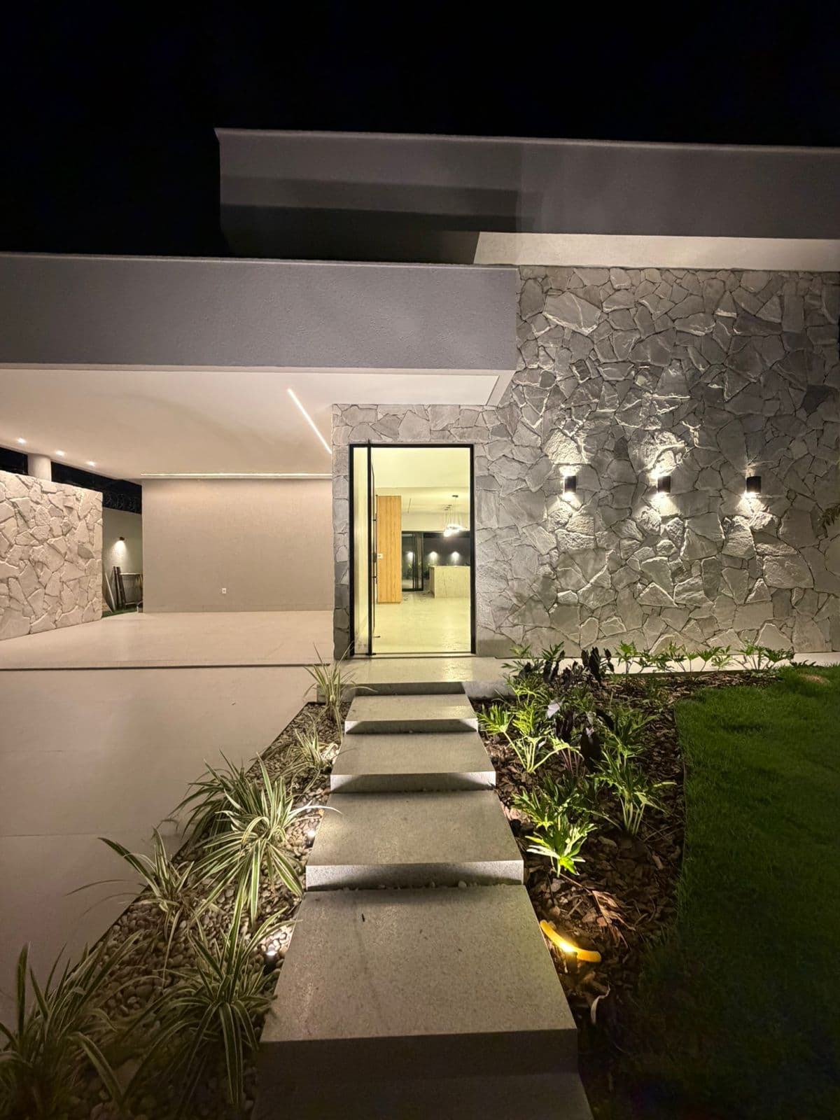 🏡 Casa Alto Padrão c/ Piscina – Jardim Atlântico | 3 Suítes | 420m²