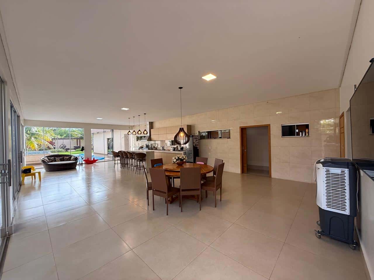 DESLUMBRANTE CASA TÉRREA EM CONDOMINO FECHADO