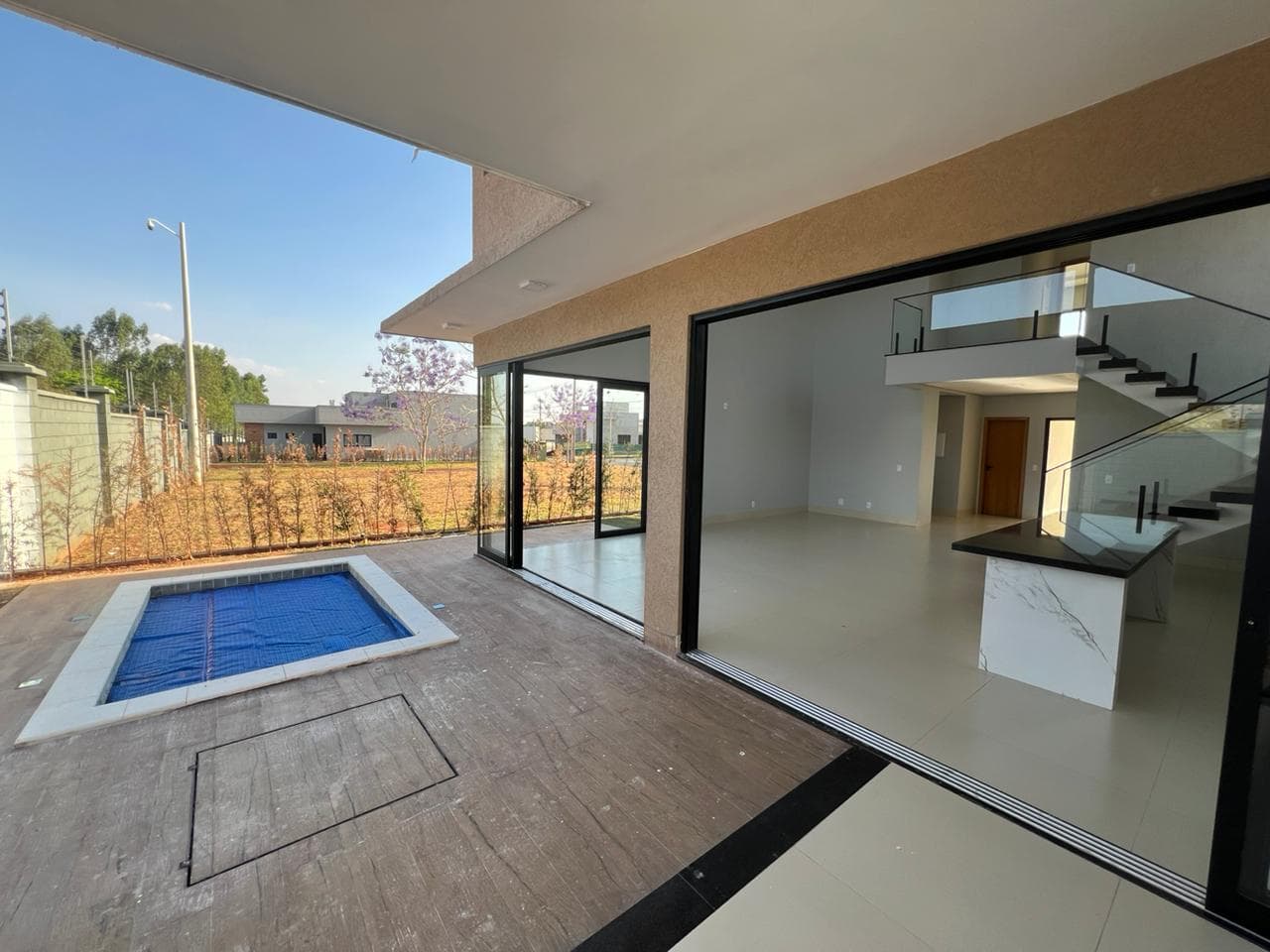 “Sobrado de alto padrão com piscina no Terras Alpha 2 – Frente para praça”