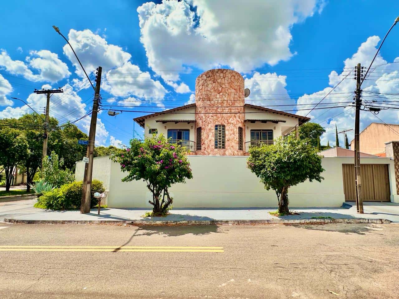 SOBRADO DE ESQUINA DE 4 QUARTOS NO SETOR JAÓ
