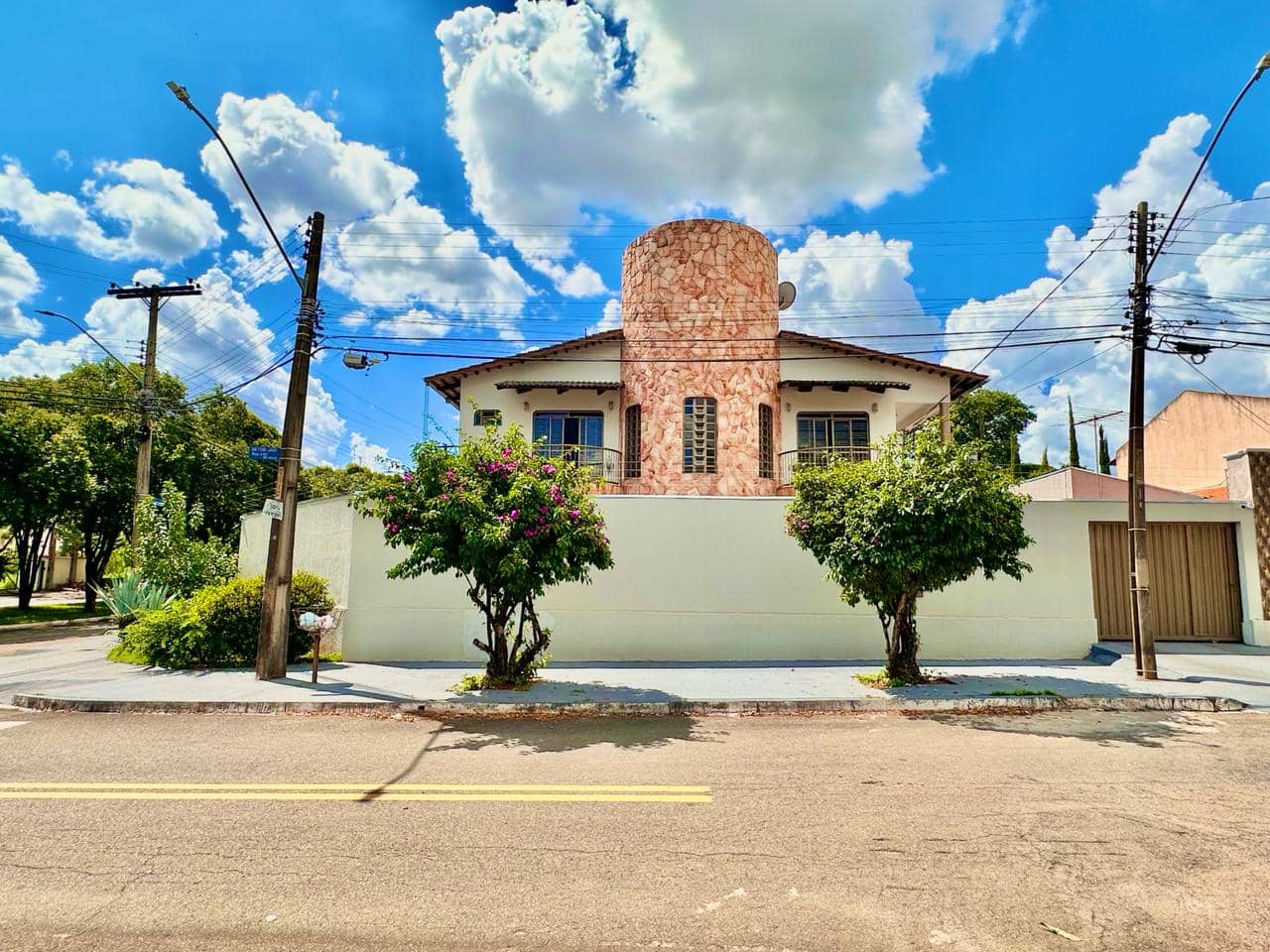 SOBRADO DE ESQUINA DE 4 QUARTOS NO SETOR JAÓ