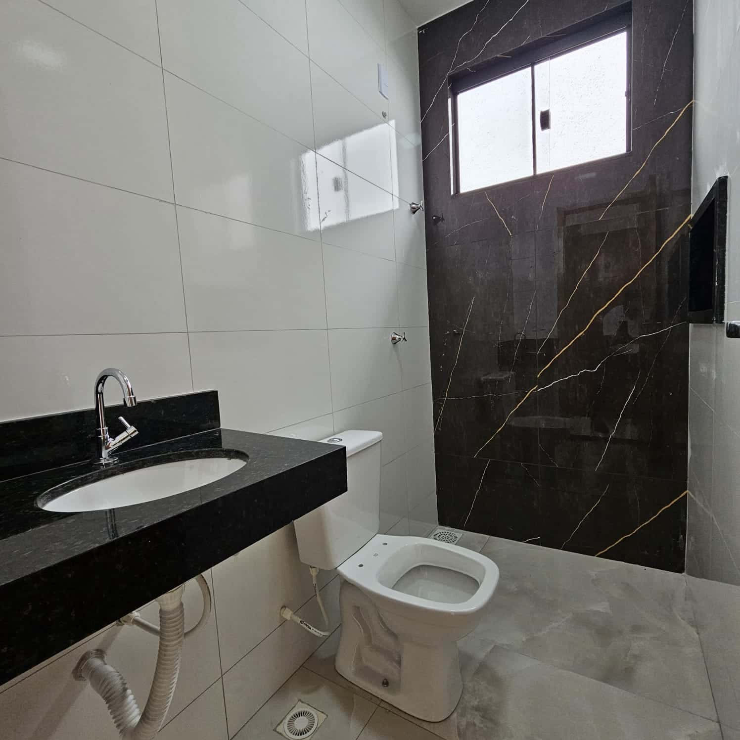 🚨 OPORTUNIDADE – CASA MODERNA | 2Q (1 SUÍTE) | PÉ DIREITO DUPLO 🚨