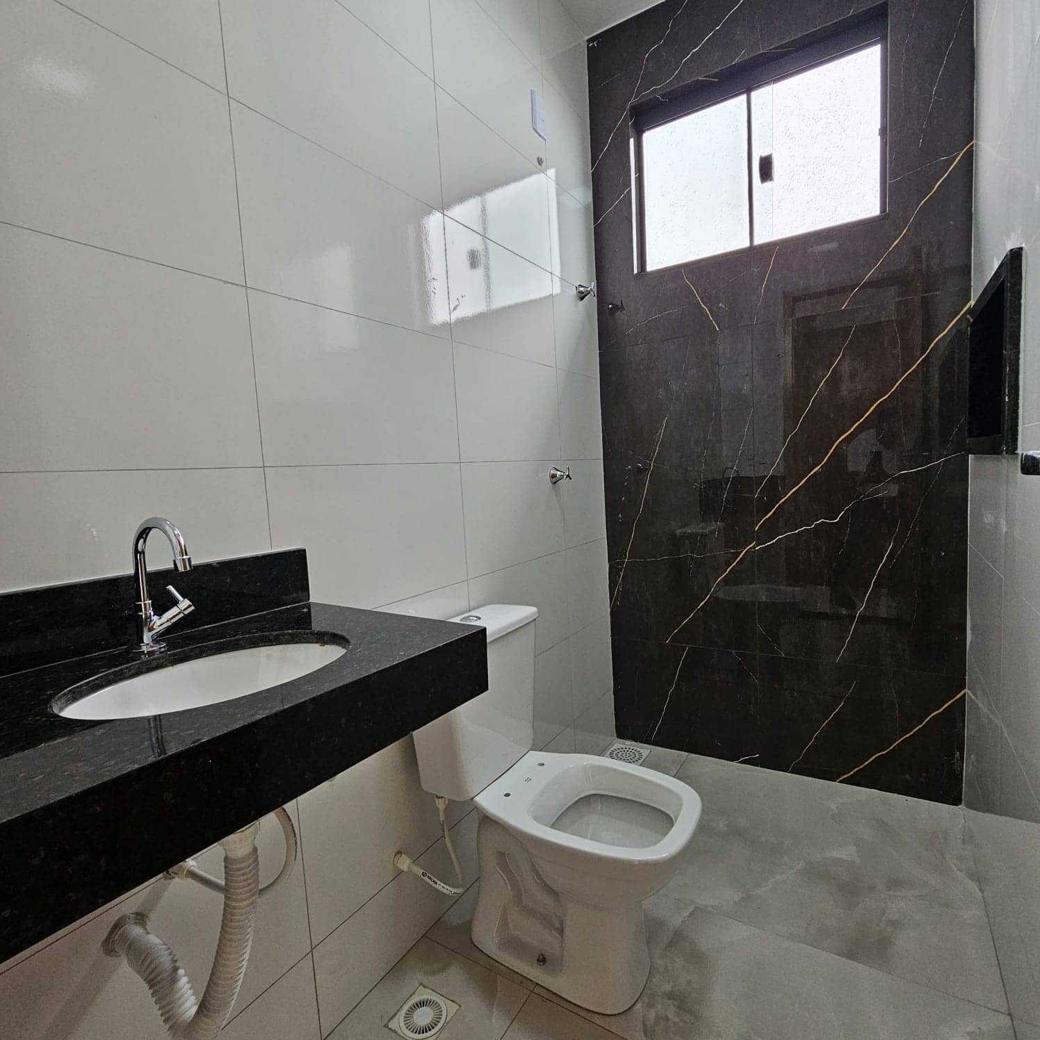 🚨 OPORTUNIDADE – CASA MODERNA | 2Q (1 SUÍTE) | PÉ DIREITO DUPLO 🚨