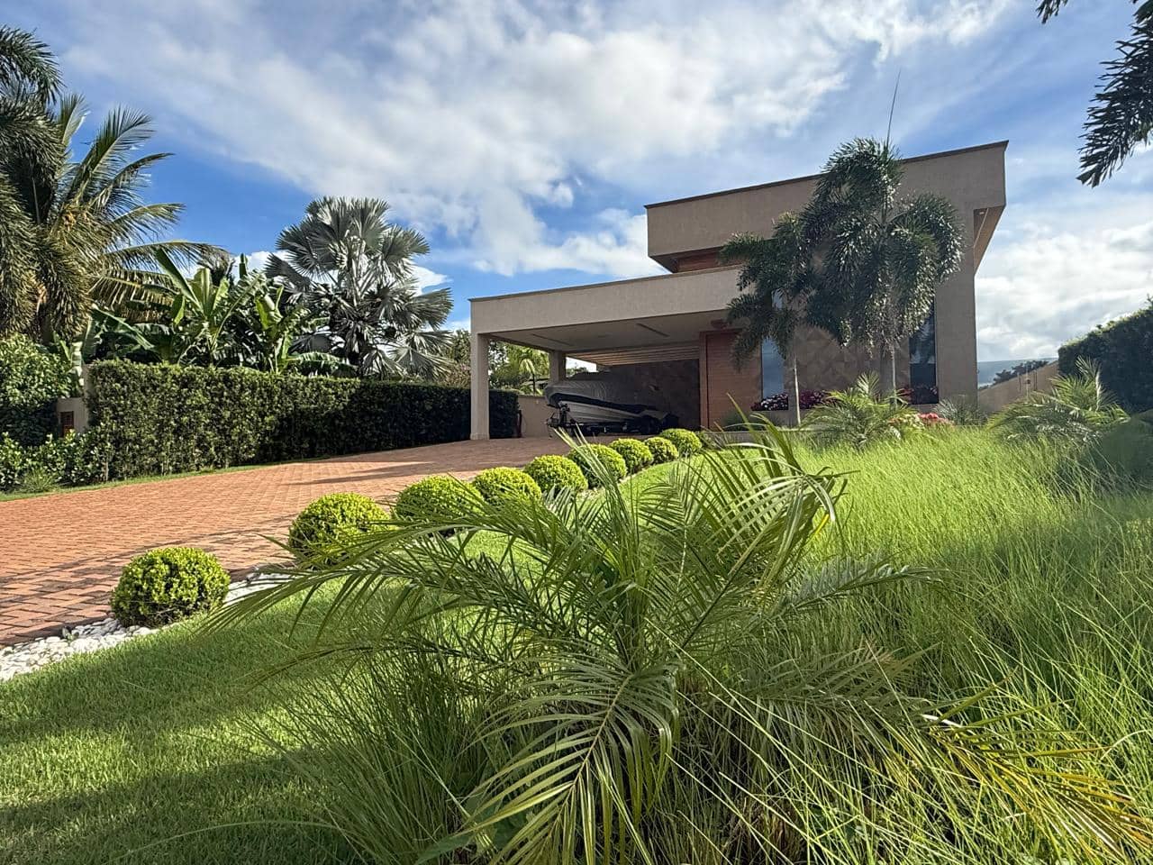 DESLUMBRANTE CASA TÉRREA EM CONDOMINO FECHADO