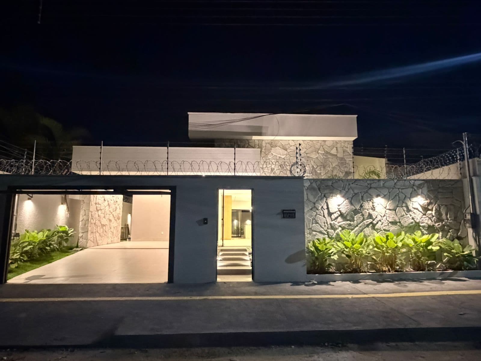 🏡 Casa Alto Padrão c/ Piscina – Jardim Atlântico | 3 Suítes | 420m²