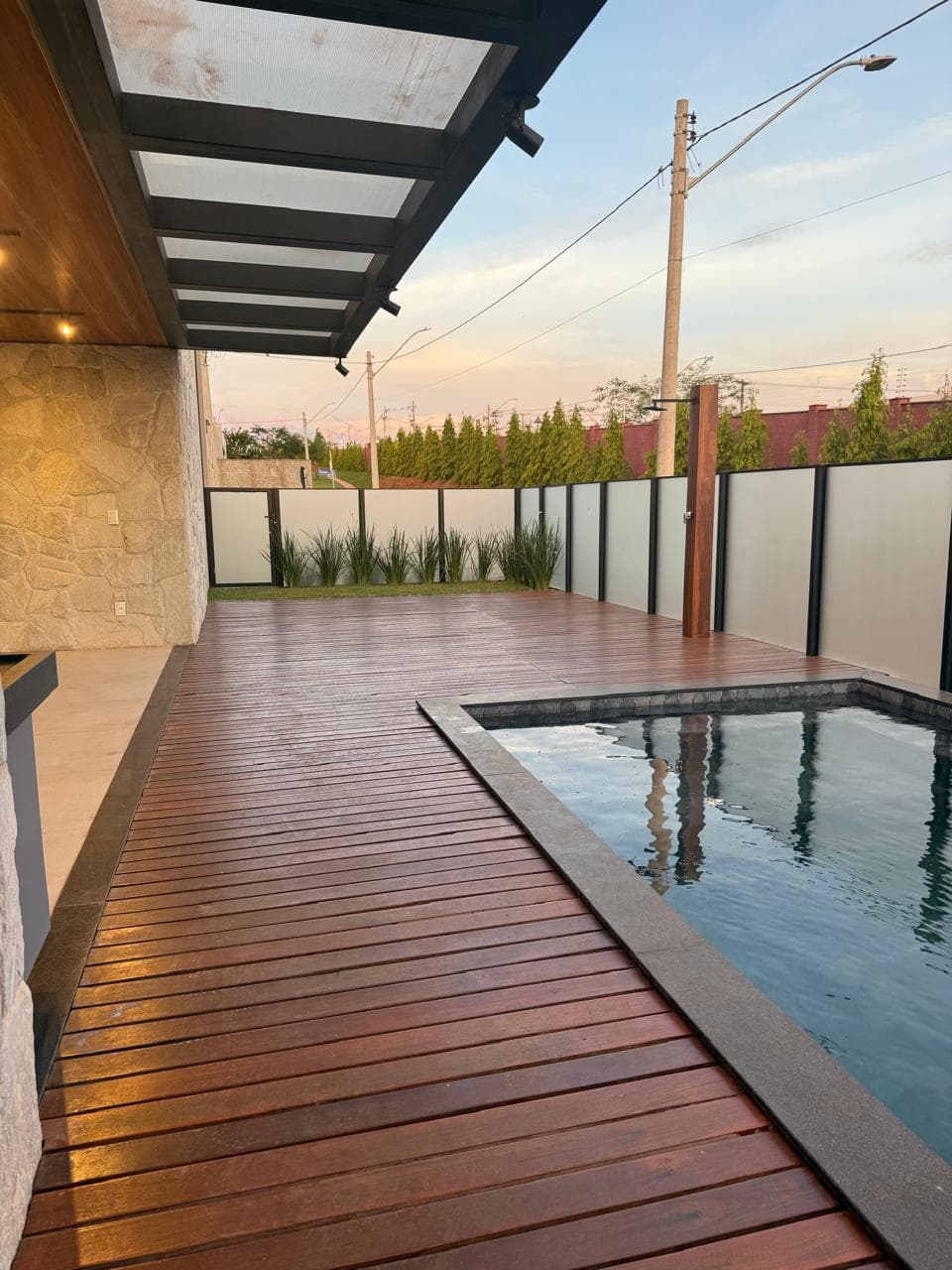 Sobrado Novo de esquina no Jardins Capri 3 suítes superior 1 suite térrea 384 metros de terreno 302 metros de área construída