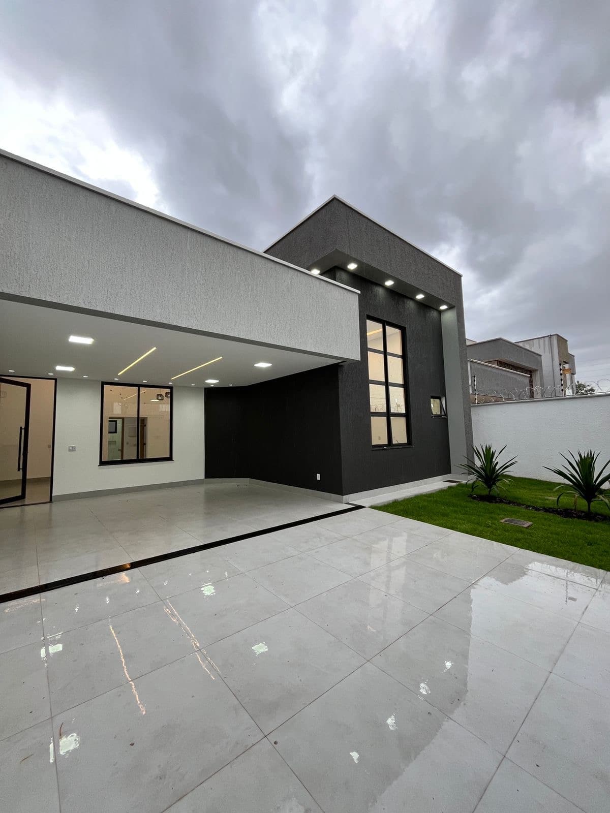 Casa exclusiva sozinha no lote de Alto padrão No Setor Três Maria 3 quartos sendo 2 suítes