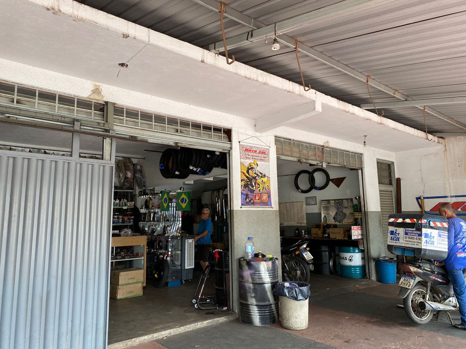 Salas comerciais com casa ao fundo