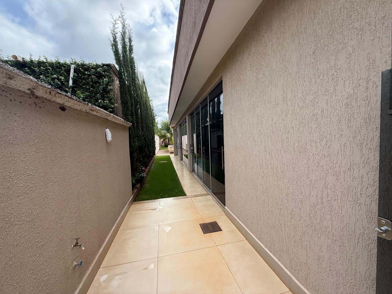 DESLUMBRANTE CASA TÉRREA EM CONDOMINO FECHADO