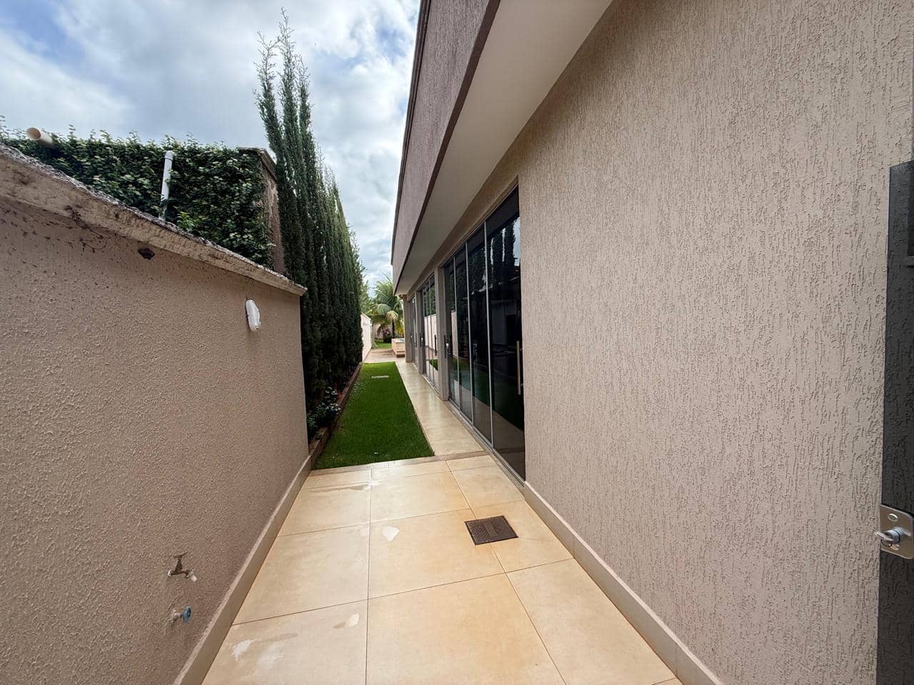 DESLUMBRANTE CASA TÉRREA EM CONDOMINO FECHADO