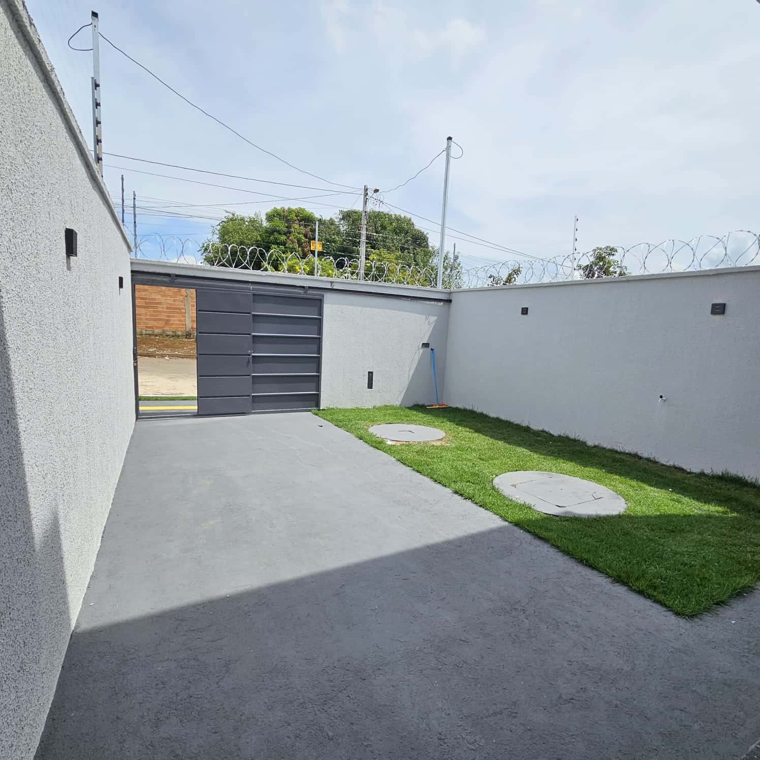 🚨 OPORTUNIDADE – CASA MODERNA | 2Q (1 SUÍTE) | PÉ DIREITO DUPLO 🚨